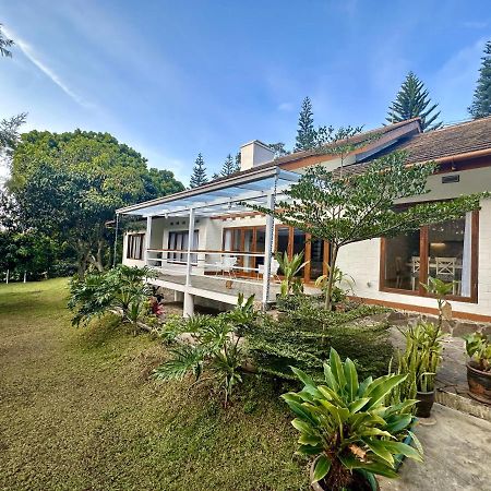 Villa Putih Le Cordon Бандунг Екстер'єр фото