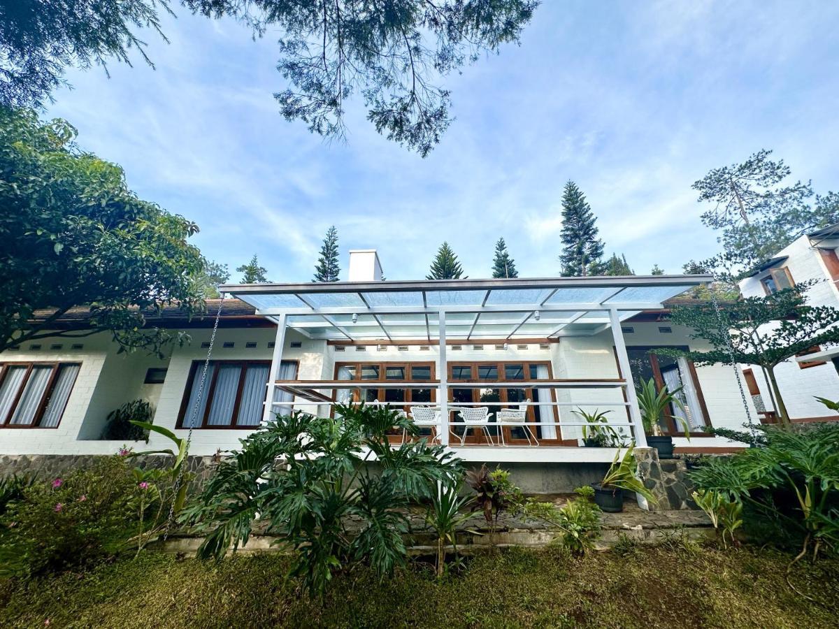 Villa Putih Le Cordon Бандунг Екстер'єр фото